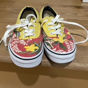 Used Van Doren floral sneaks in fall colors. Womens 6 or Men’s 4.5.